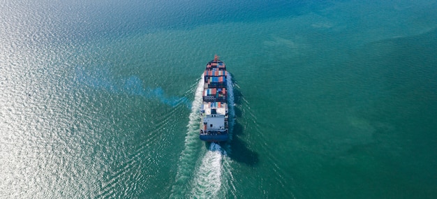 Luchtfoto bovenaanzicht van grote containervrachtschip in export en import bedrijf en logistiek op zee