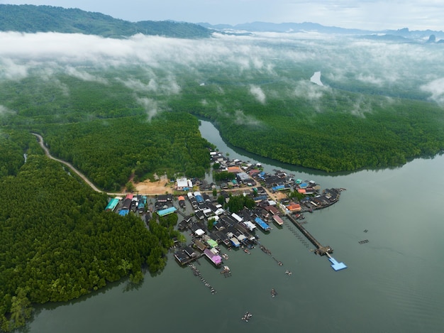 Luchtfoto bovenaanzicht van het vissersdorp met vissersboten en huisdak op de pier in Phangnga Thailand Panorama hoge hoekmening