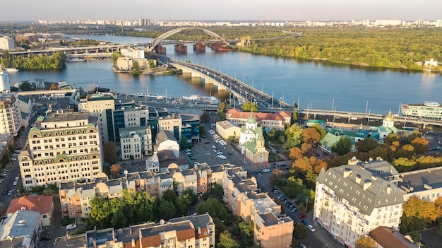 Luchtfoto bovenaanzicht van Kiev stadsgezicht Dnjepr rivier en de skyline van de historische wijk Podol van bovenaf