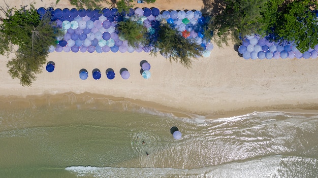 Luchtfoto bovenaanzicht van mooi strand bij ochtend in Thailand