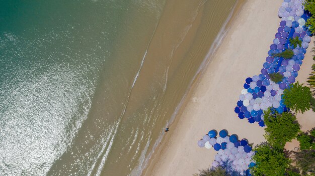 Luchtfoto bovenaanzicht van mooi strand bij ochtend in Thailand