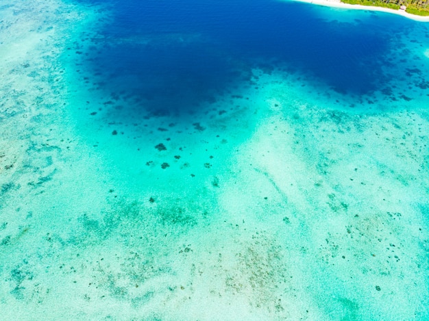 Luchtfoto bovenaanzicht van ongerepte tropisch paradijs. blauwe lagune baai koraalrif