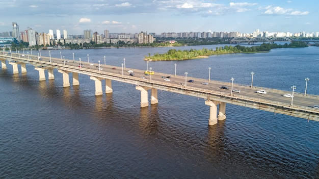 Luchtfoto bovenaanzicht van Paton bridge en Dnjepr rivier van bovenaf, stad van Kiev, Kiev stadsgezicht skyline, Oekraïne