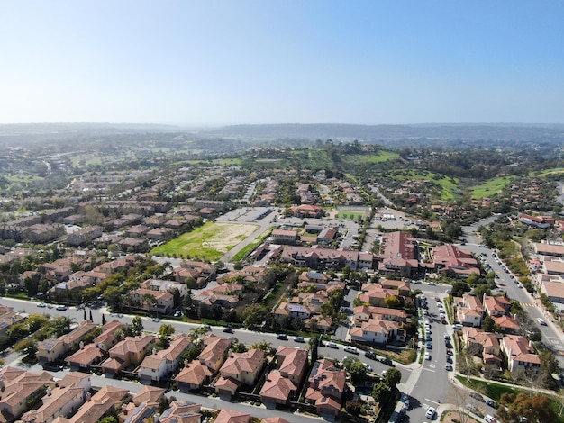 Luchtfoto bovenaanzicht van stedelijke wildgroei. Suburban ingepakte huizenbuurt met weg. Grote onderverdeling.