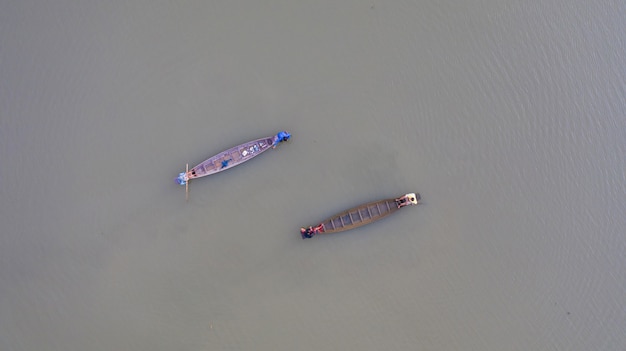 Luchtfoto bovenaanzicht van vissers op een vissersboot in thailand