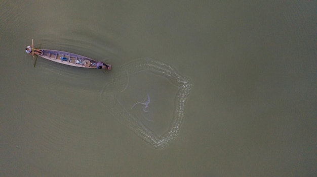 Luchtfoto bovenaanzicht van vissers op een vissersboot in Thailand