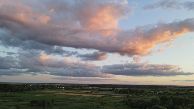 Luchtfoto bovenaanzicht van vliegende drone van een land met velden op het platteland.