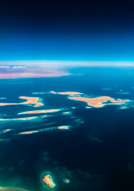 luchtfoto bovenaanzicht van vliegtuig kustlijn egyptische onbewoonde eilanden. rode zee sharm al sheikh egypte