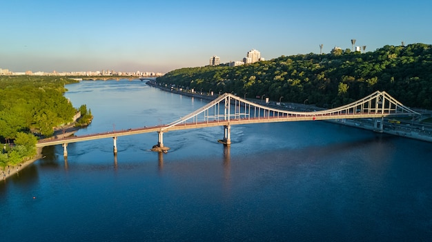 Luchtfoto bovenaanzicht van voetgangers Park brug en Dnjepr rivier van bovenaf, stad van Kiev, Oekraïne