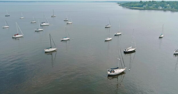 Luchtfoto bovenaanzicht van watertransport zomervakantie de zeilboot haven veel mooie jachten in