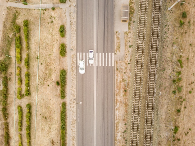 Luchtfoto bovenaanzicht van zebrapad op een landelijke weg met hoge snelheid f