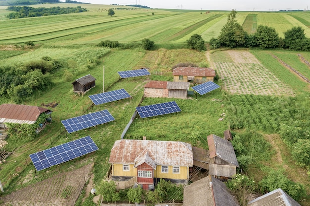 Luchtfoto bovenaanzicht van zonnepanelen in groene landelijke omgeving.