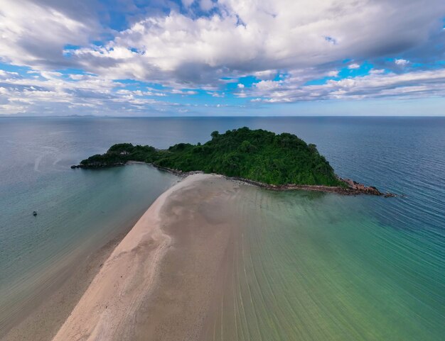 Luchtfoto bovenhoek drone weergave landschap van Huapin eiland met zandbank bij Bo Thonglang baai, reisbestemming bij Bang Saphan, Prachuap Khiri Khan, Thailand, kalm strand blauwe zee en bewolkte hemel