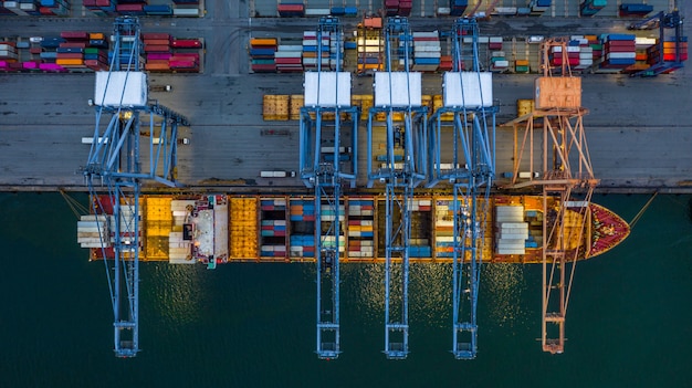 Luchtfoto containerschip laden 's nachts in industriële haven.