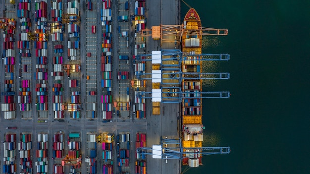 Luchtfoto containerschip laden 's nachts in industriële haven.