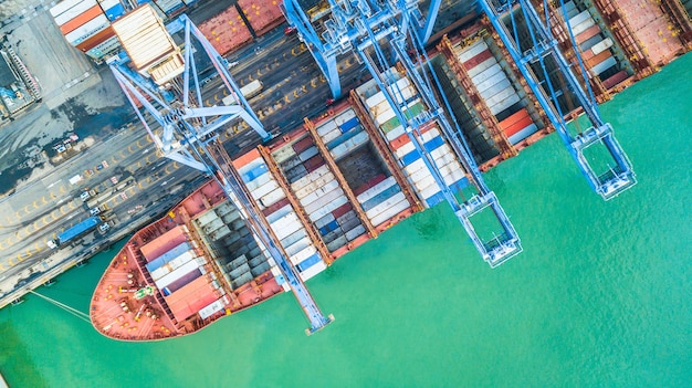 Luchtfoto containervrachtschip, importexport logistiek en transport.