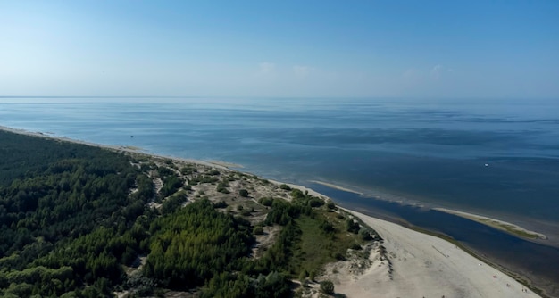 Luchtfoto de rivier stroomt in de baai. Zandkust, ondiep, vervoer over water