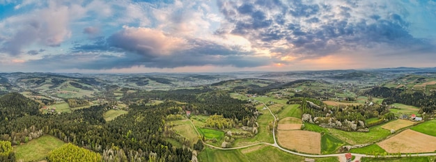 Foto luchtfoto dorne panorama van pools platteland en glooiende heuvels in spring