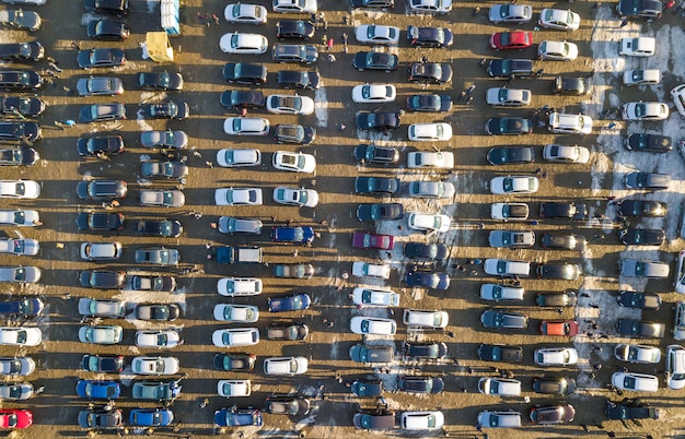 Luchtfoto drone afbeelding van veel auto's geparkeerd op parkeerplaats, bovenaanzicht.