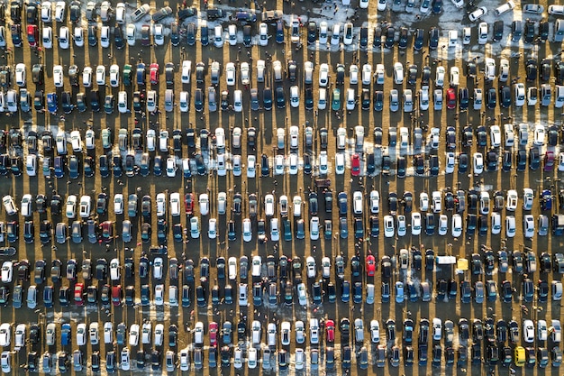 Luchtfoto drone afbeelding van veel auto's geparkeerd op parkeerplaats, bovenaanzicht.