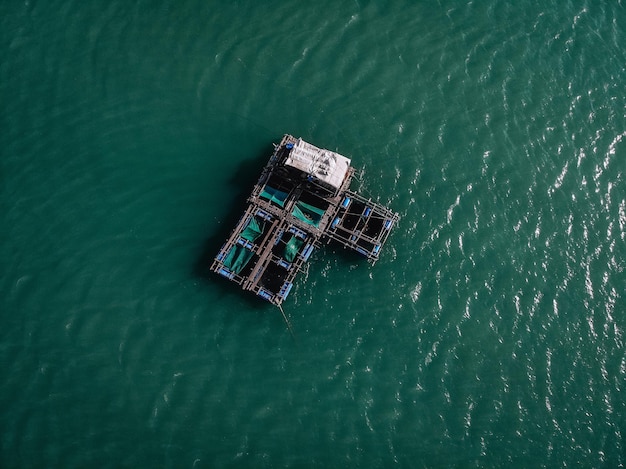 Luchtfoto drone bovenaanzicht foto van grote vissersboot cruisen met visnet om vis te vangen