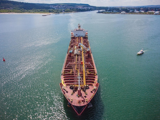 Luchtfoto drone foto van industriële brandstof en petrochemische tanker cruisen op zee