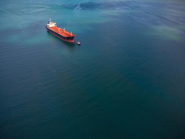 Luchtfoto drone foto van industriële brandstof en petrochemische tanker cruisen op zee