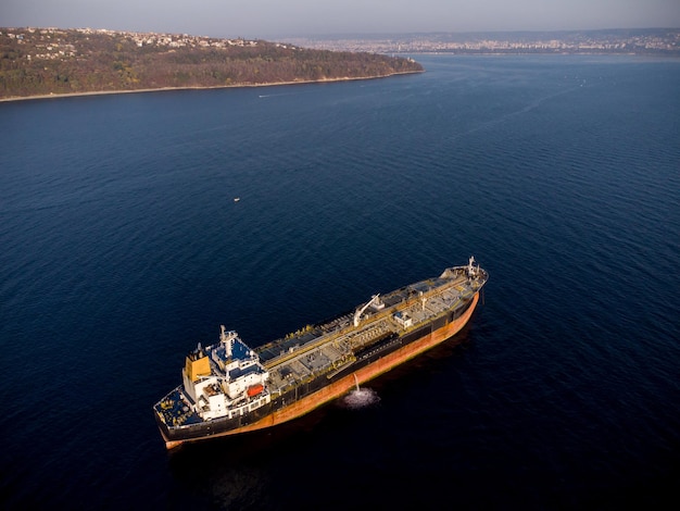 Luchtfoto drone foto van industriële brandstof en petrochemische tanker cruisen op zee