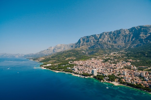 Luchtfoto drone Makarska, Kroatië. Kuststad, zee en bergen