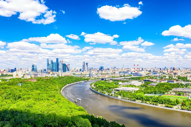 Luchtfoto drone Moskou panorama. Moskou International Business Center Moskou stad en Moskou rivier. Zomer zonnige dag.