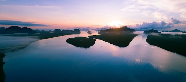 Luchtfoto drone Panorama van prachtige oceaan tegen lucht in de ochtend mist mist zonsopgang drone is f