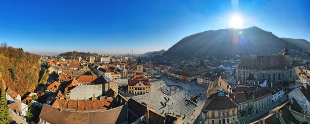 Luchtfoto drone panoramisch uitzicht op het Raadsplein in het oude stadscentrum van Brasov, Roemenië