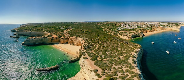 Luchtfoto drone panoramisch uitzicht op Praia Nova en Praia de Nossa Algarve Portugal