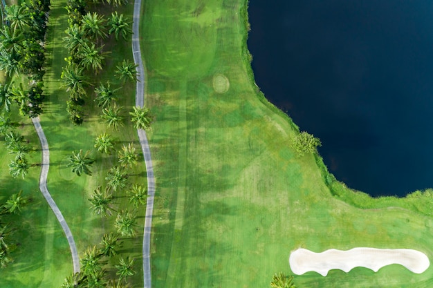 Luchtfoto drone shot van prachtige golf veld hoge hoek bekeken
