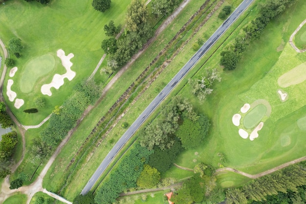 Luchtfoto drone shot van prachtige golf veld Hoge hoek bekeken