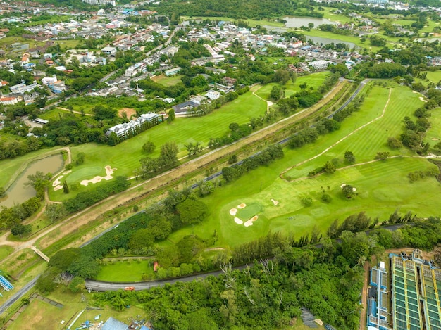 Luchtfoto drone shot van prachtige groene golfveld fairway en greenTop-down afbeelding voor sportachtergrond en reisachtergrond