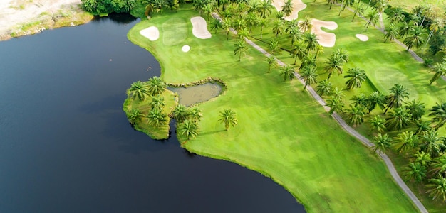 Luchtfoto drone shot van prachtige groene golfveld fairway en putting green top-down afbeelding voor sport achtergrond en reizen natuur achtergrond geweldig uitzicht