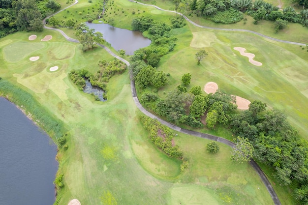 Luchtfoto drone shot van prachtige groene golfveld fairway en putting green Top down