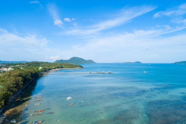 Luchtfoto drone shot van tropische zee op Rawai Beach Phuket Thailand Prachtige landschappen Andamanzee en klein eiland in het zomerseizoen Prachtige reisachtergrond en website-ontwerp natuurweergave.