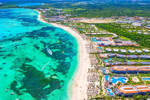 Luchtfoto drone uitzicht op bavaro beach, punta cana resort in de dominicaanse republiek. reizen en vakantie achtergrond.