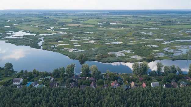 Luchtfoto drone uitzicht op blauwe meren en groene bossen. Mooie zomerse landschap in Finland.