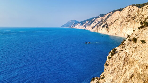 Luchtfoto drone uitzicht op de kust van de ionische zee van zakynthos griekenland rotsachtige lange klifvegetatie