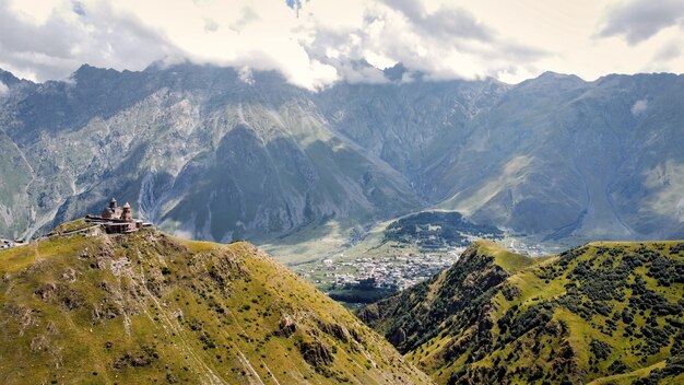 Luchtfoto drone uitzicht op de natuur in Georgië Kaukasus-gebergte Gergeti Trinity Church