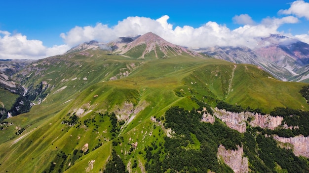 Luchtfoto drone uitzicht op de natuur in Georgië. Kaukasusgebergte, groen, valleien, weelderige wolken