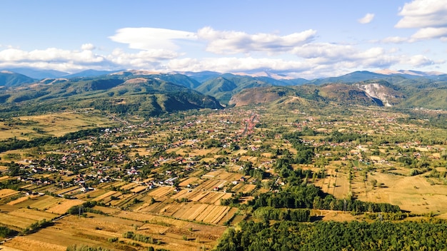 Luchtfoto drone uitzicht op de natuur in Roemenië. Karpaten, met een dorp, groen