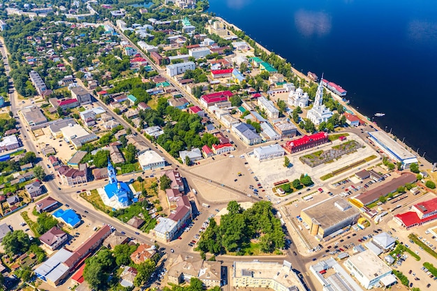 Luchtfoto drone uitzicht op de oude stad kineshma met de rivier de wolga in de regio ivanovo, rusland, zonnige zomerdag