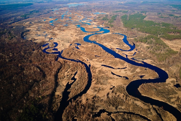 Luchtfoto drone uitzicht op de rivier in het natuurlijke landschap van de vallei