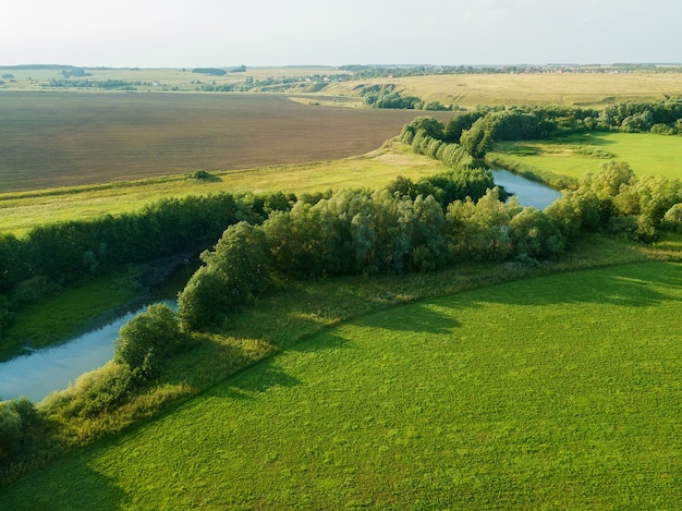 Luchtfoto drone uitzicht op de rivier tussen de velden de middelste band van rusland