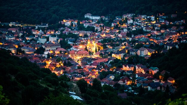 Luchtfoto drone uitzicht op de Sint-Nicolaaskerk in Brasov 's nachts Roemenië