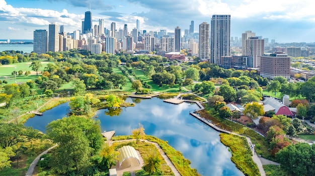 Luchtfoto drone uitzicht op de skyline van Chicago, Lake Michigan en de stad Chicago centrum stadsgezicht